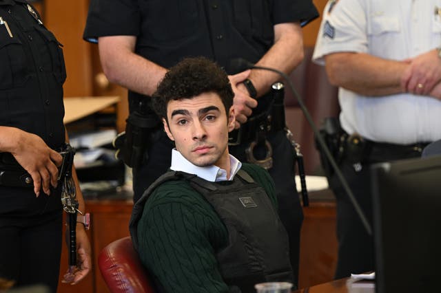 <p>Luigi Mangione comparece en una audiencia por el asesinato del director ejecutivo de UHC, Brian Thompson, en la Corte Penal de Manhattan, el 21 de febrero de 2025, en Nueva York</p>