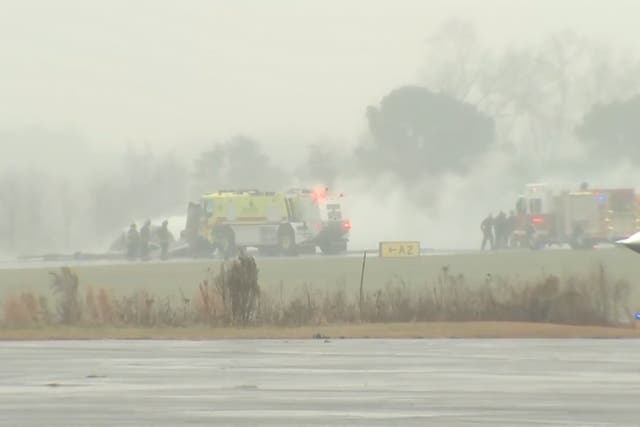 <p>Los bomberos acuden al aeropuerto regional de Statesville mientras el humo llena el aire tras un accidente aéreo</p>