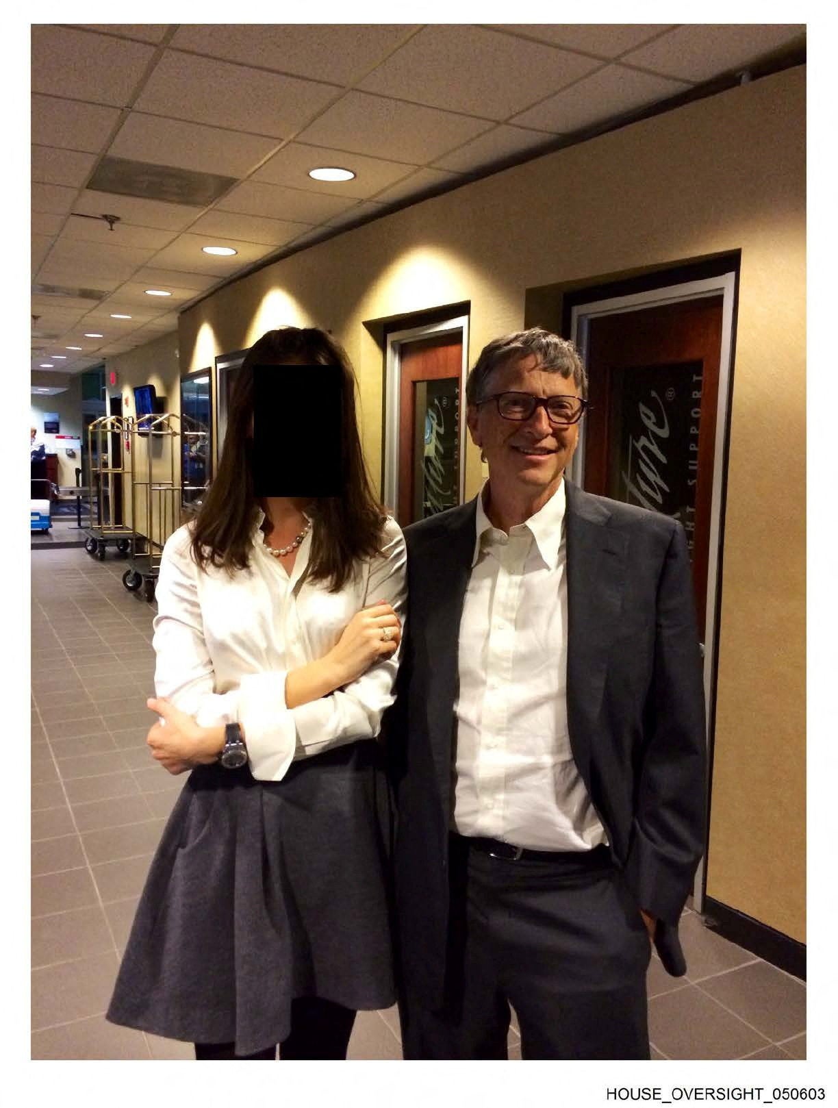 En esta imagen del archivo de Epstein, difundida por la comisión, aparece Gates junto a una mujer cuya identidad se ocultó