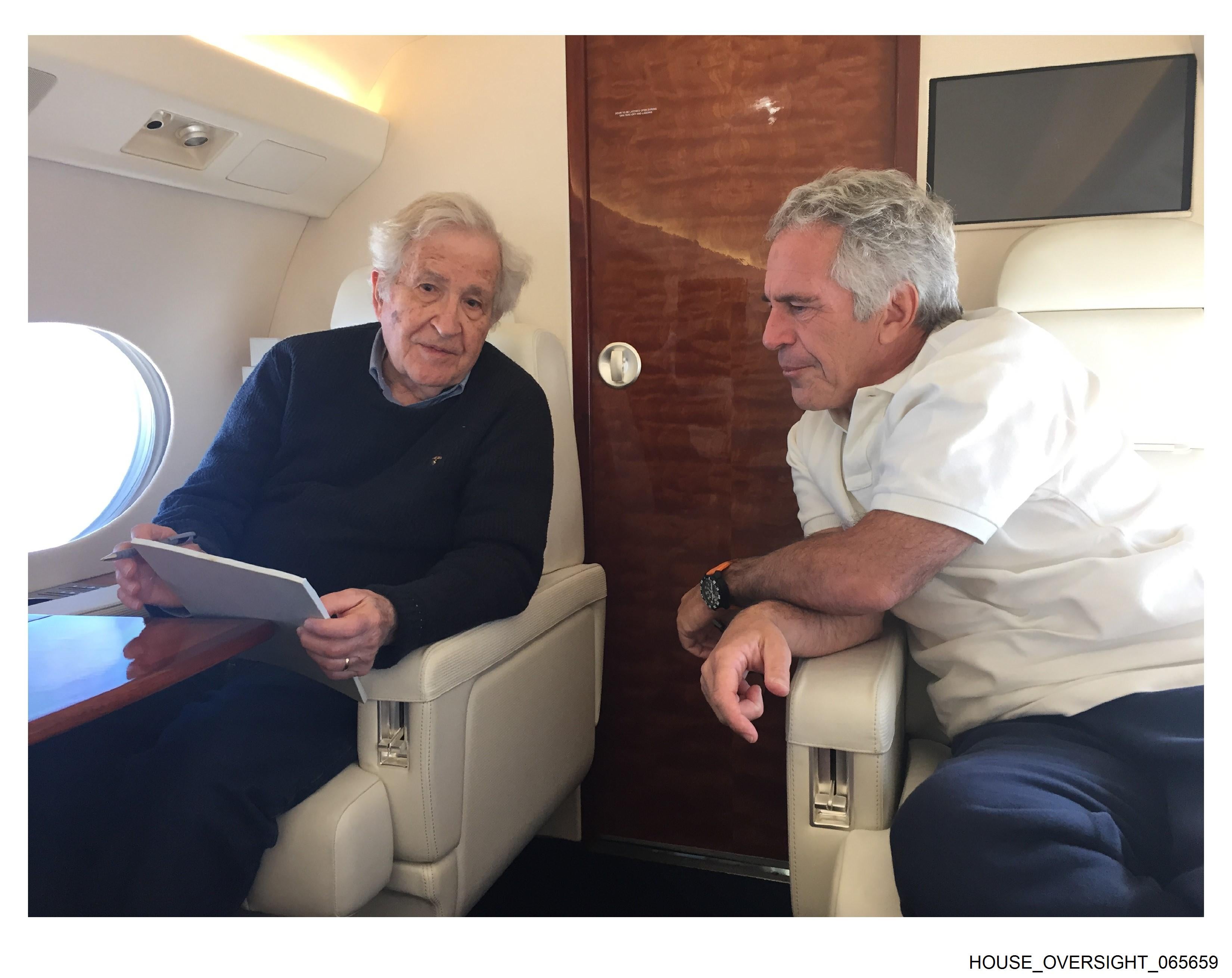 Otra imagen sin fecha del patrimonio de Epstein parece mostrarlo con el escritor Noam Chomsky