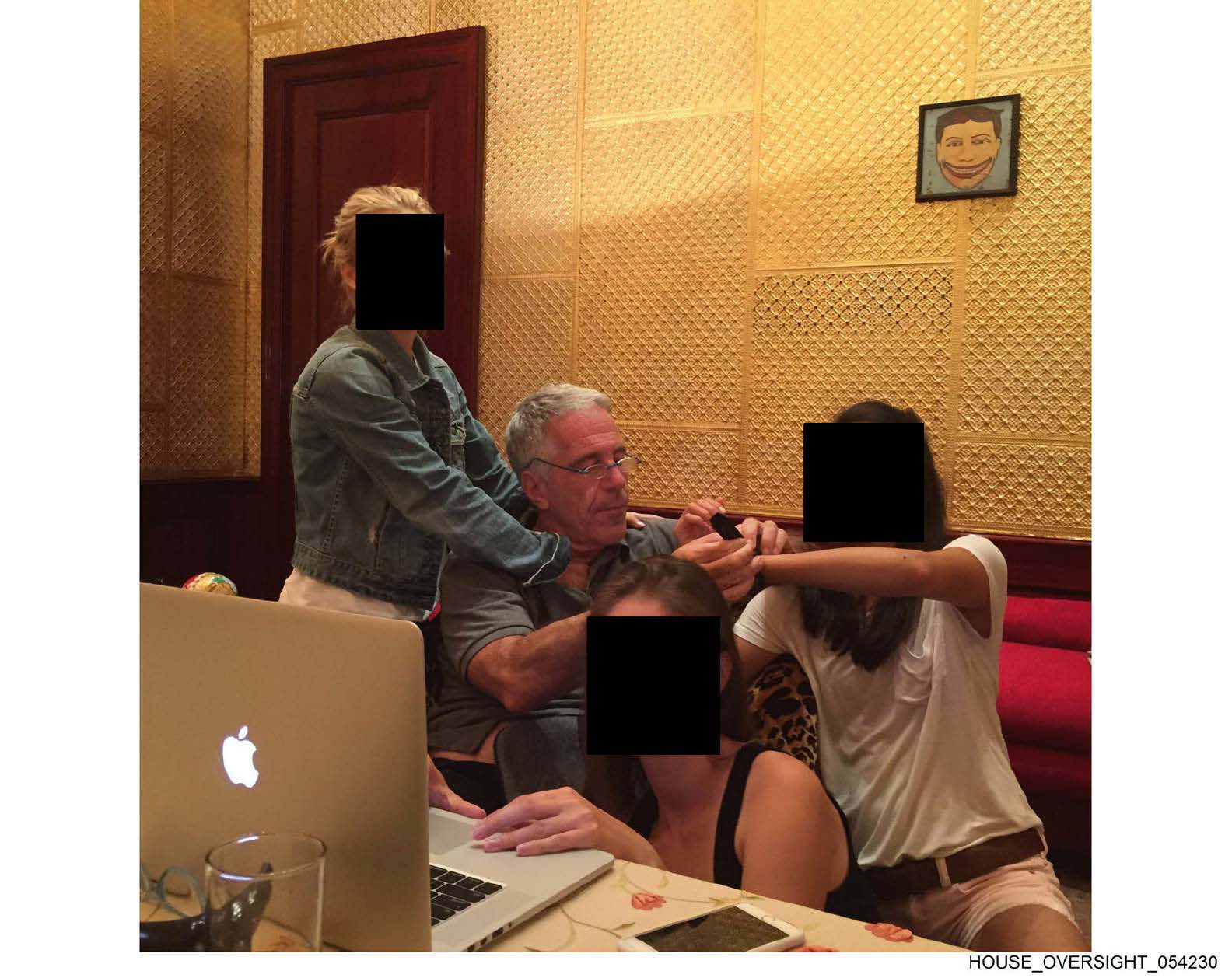 En una imagen sin fecha del patrimonio de Epstein, se muestra al financiero con las que parecen ser tres chicas jóvenes cuyas identidades se han ocultado