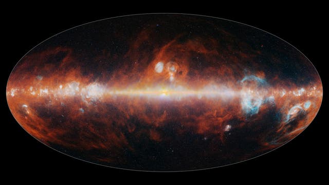 <p>El telescopio espacial SPHEREx de la NASA cartografió todo el cielo en 102 colores infrarrojos para revelar las diferentes características del cosmos. Estrellas azules y gas hidrógeno, estrellas verdes y blancas y polvo cósmico rojo se ven en esta vista panorámica</p>
