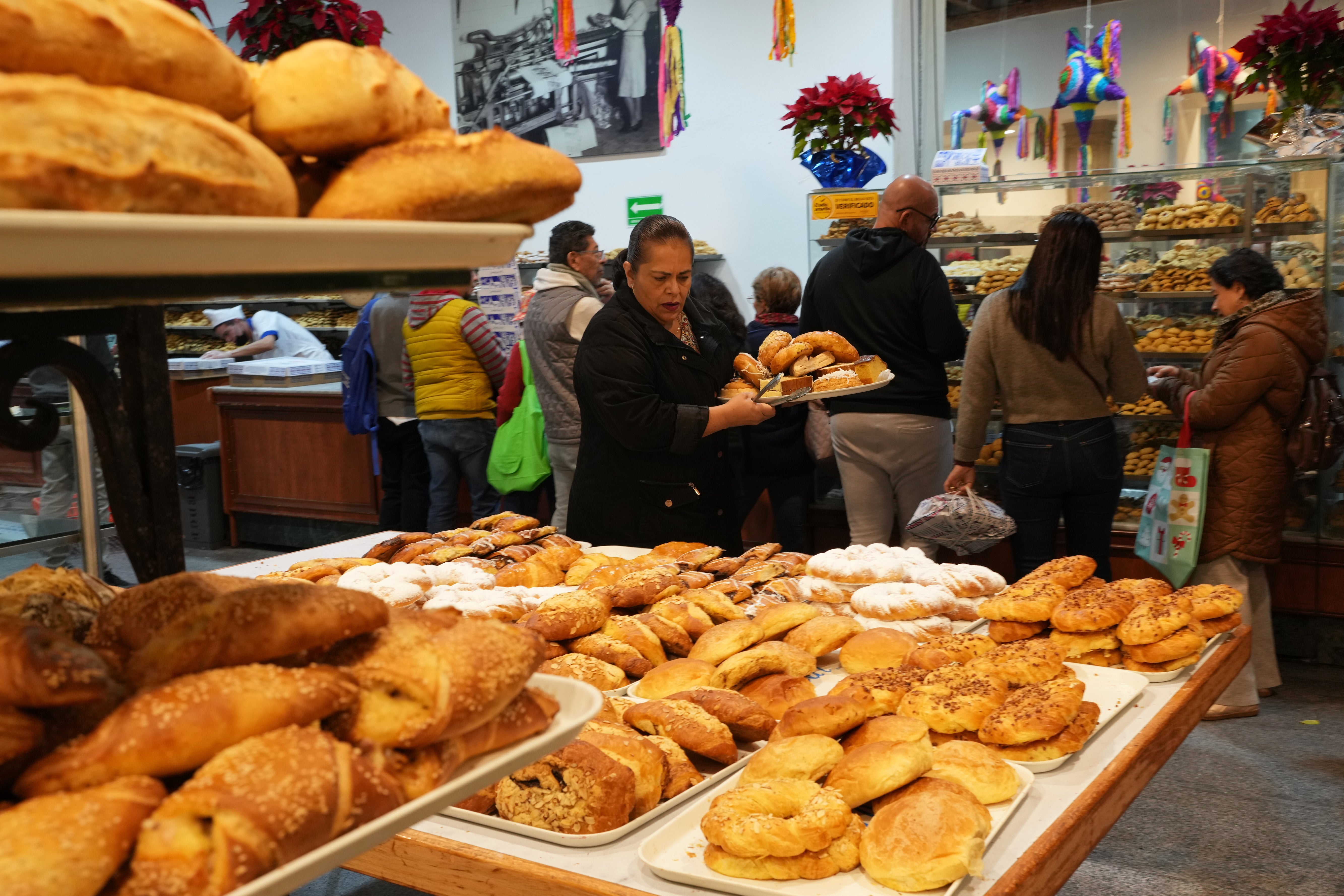 Comensales compran pan dulce en una panadería de la Ciudad de México