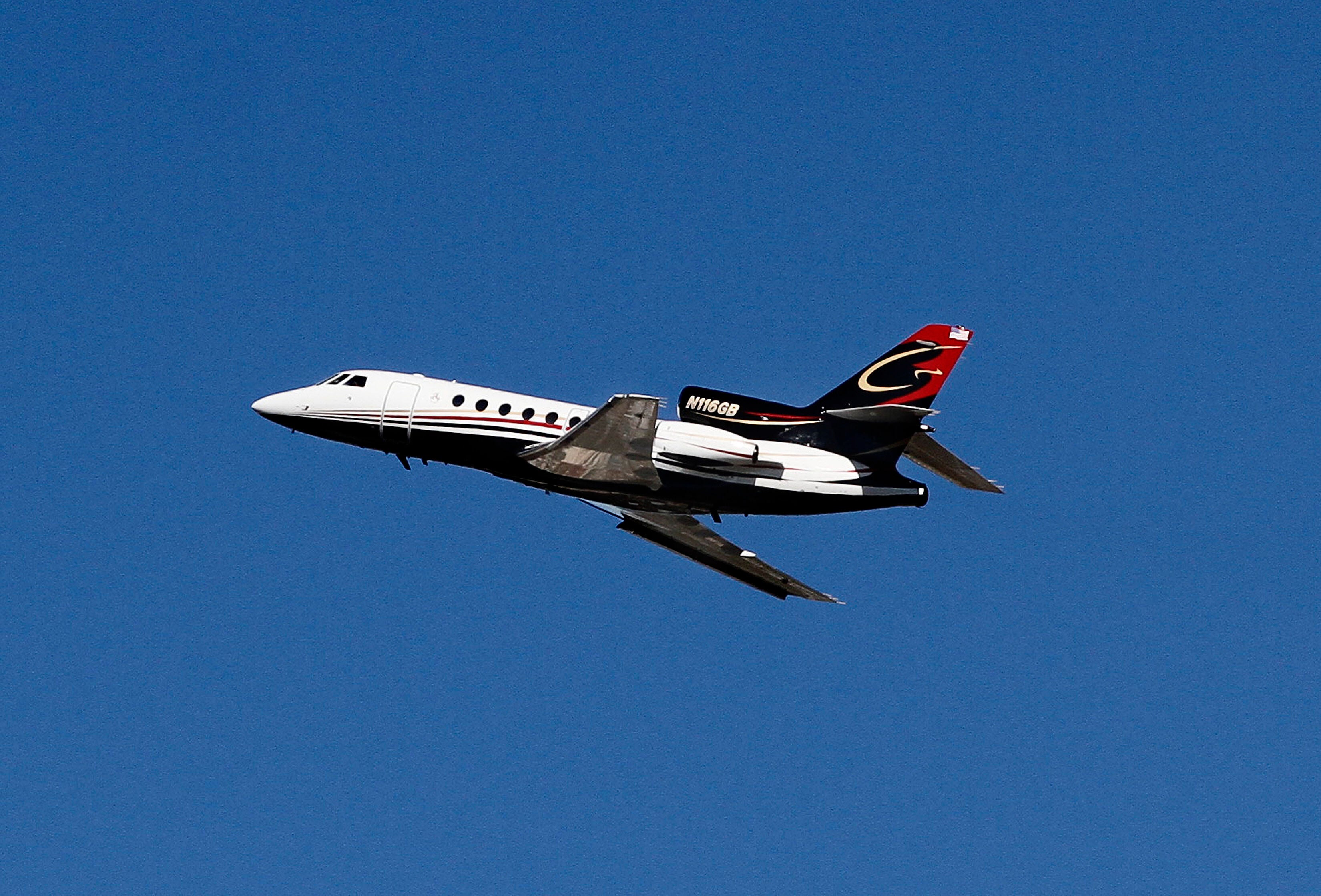 Un jet privado del piloto Greg Biffle despega del aeropuerto de Daytona Beeach durante la clasificación para la carrera automovilística Daytona 500 de NASCAR en Daytona Beach, Florida, el domingo 17 de febrero de 2013. Biffle murió junto a su mujer y sus hijos pequeños en un accidente de Cessna el 18 de diciembre de 2025