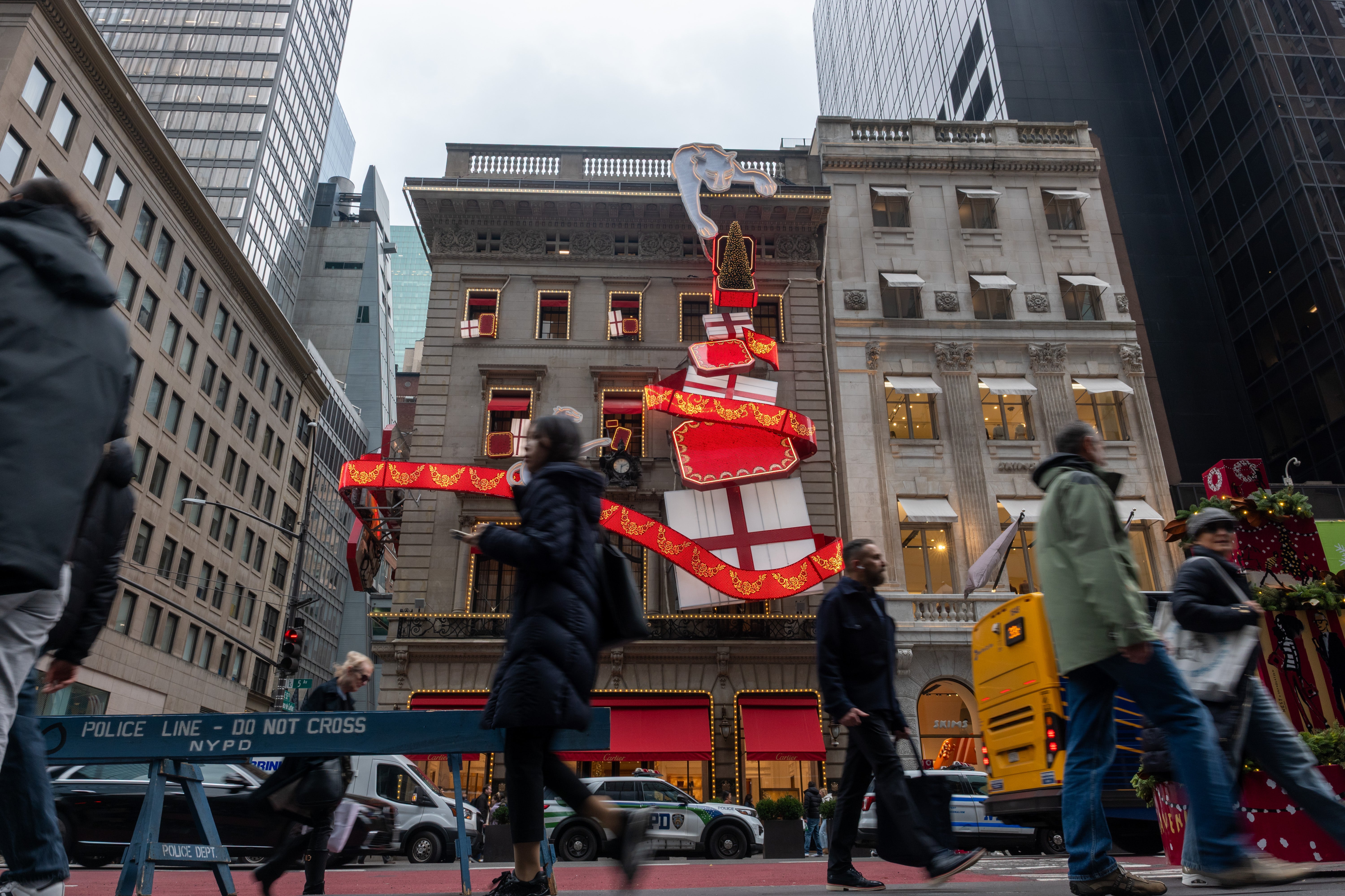 Según una reciente encuesta, el 41 % de los consumidores todavía arrastra deudas de las fiestas pasadas, mientras que el gasto promedio en 2025 fue de 1.223 dólares