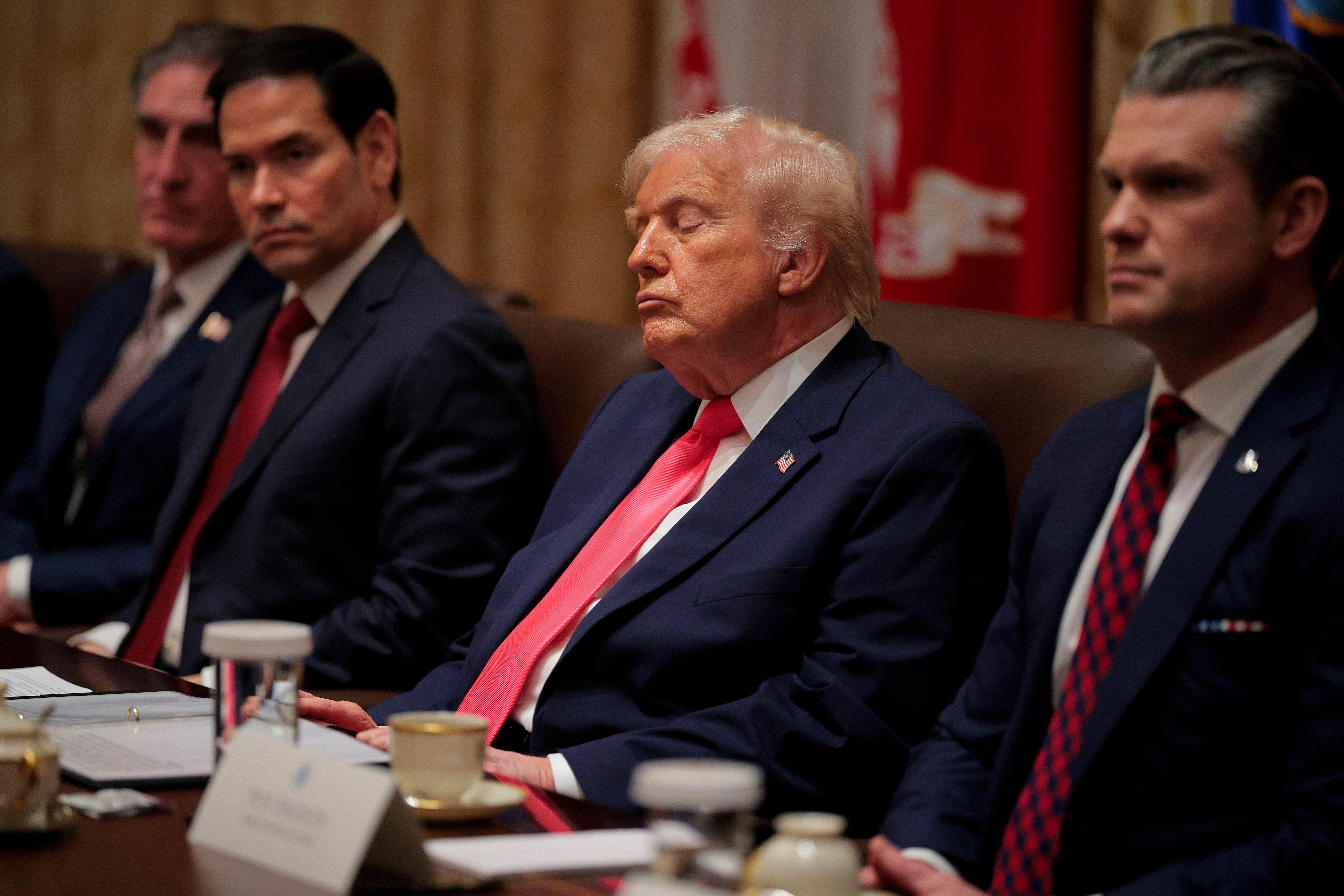 Trump pareció quedarse dormido en una reunión del Gabinete a principios de este mes. Pero declaró al Journal que a veces los fotógrafos lo captan parpadeando
