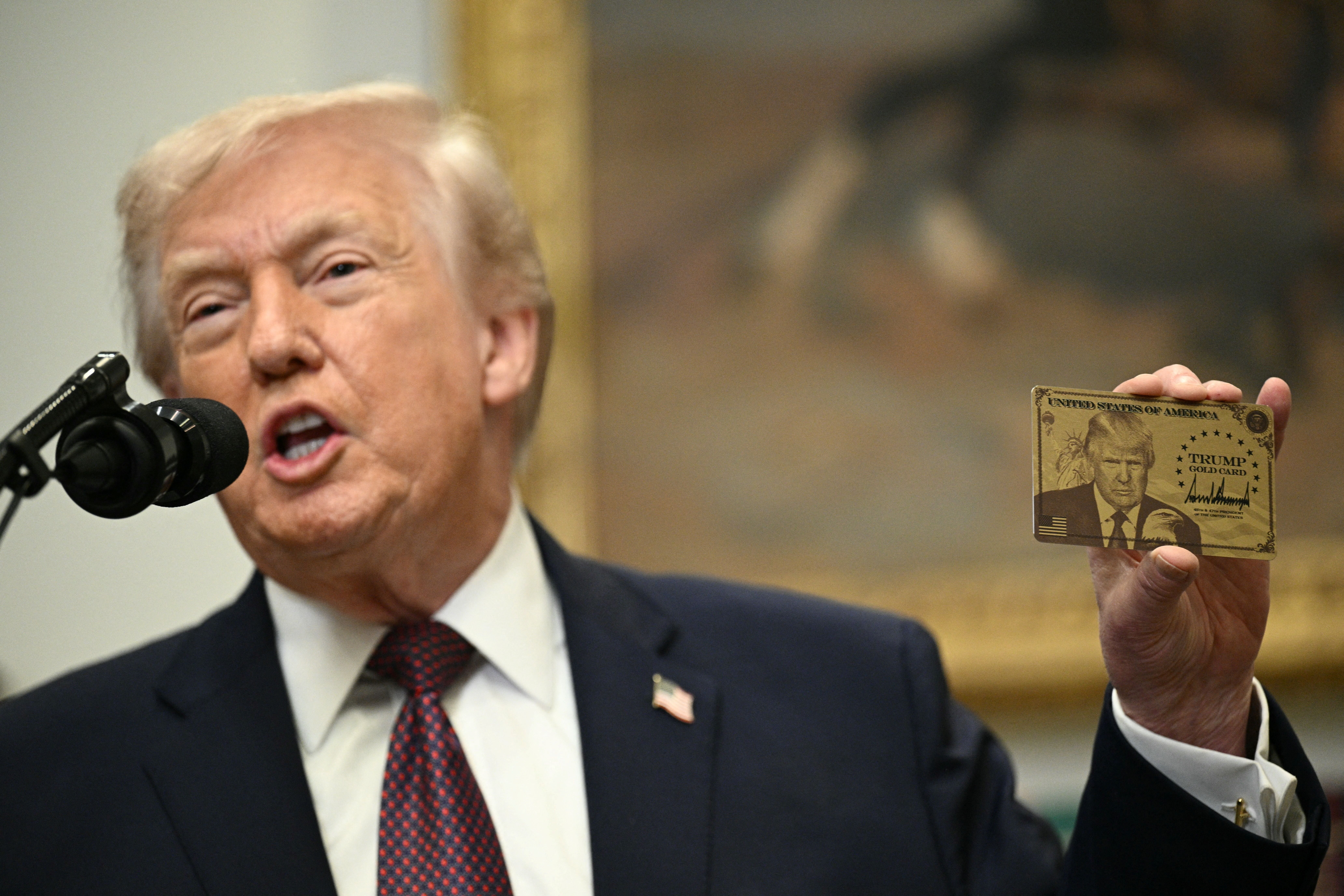 Mientras bloquea las vías de inmigración legal, Trump ha puesto en marcha un programa de “tarjeta dorada” que permite a los inmigrantes adinerados obtener la residencia legal de forma acelerada a cambio de un millón de dólares