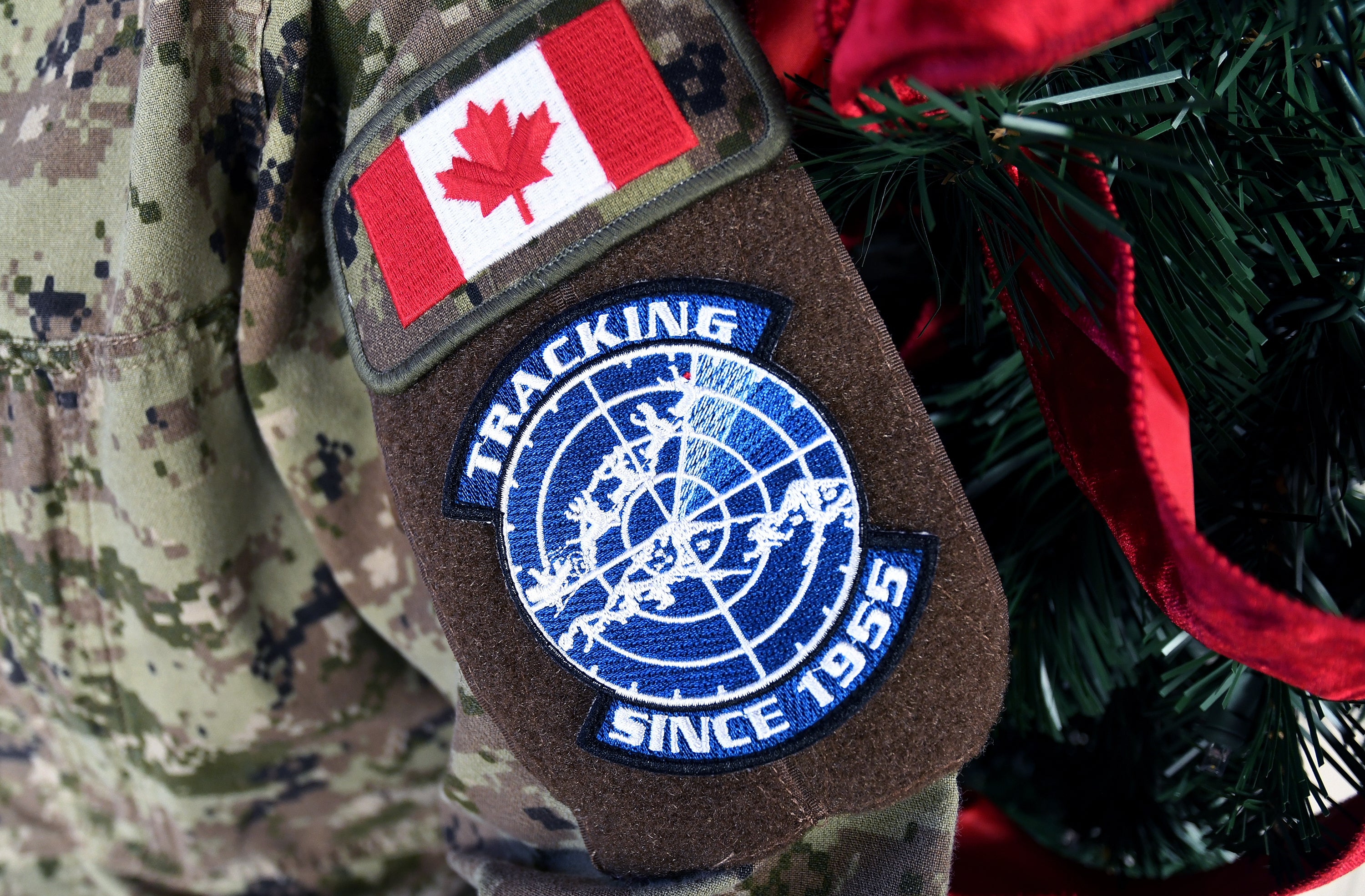 El emblema de la misión NORAD Tracks Santa adorna el uniforme de un militar en la Base Espacial Peterson, en Colorado