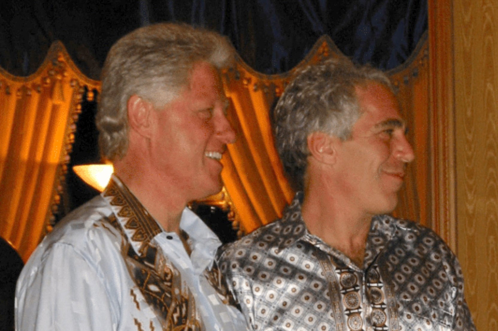 Bill Clinton y Jeffrey Epstein, en una fotografía sin fecha publicada como parte de los documentos divulgados el viernes