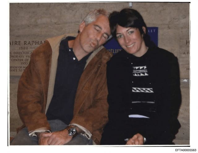 <p>El Departamento de Justicia publicó miles de expedientes sobre Epstein con numerosas censuras e imágenes del delincuente sexual y Ghislaine Maxwell con famosos y mujeres jóvenes.</p>