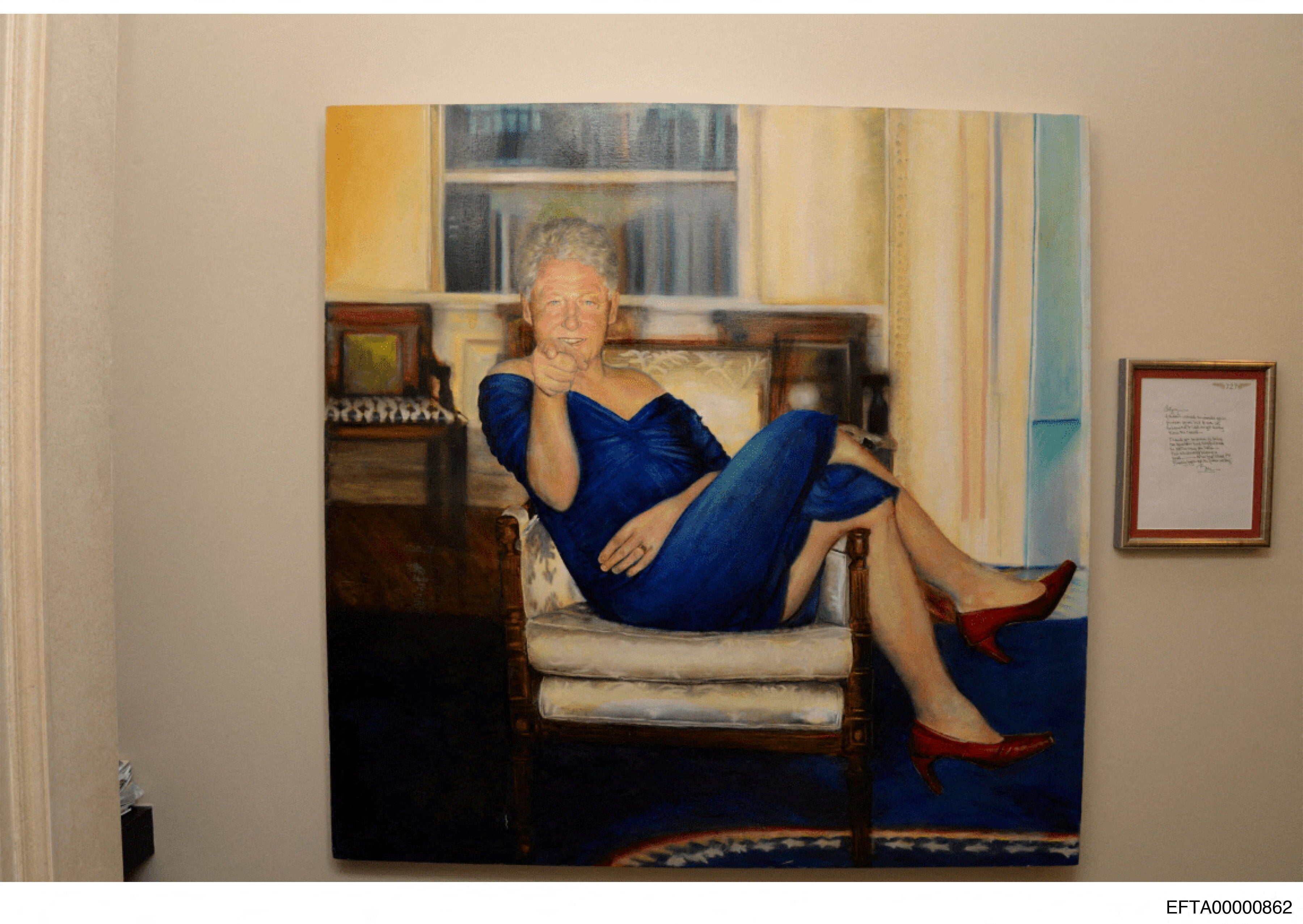 Según las fotos de las fuerzas del orden, en el apartamento de Epstein en Nueva York había colgado un retrato satírico de Clinton con un vestido azul