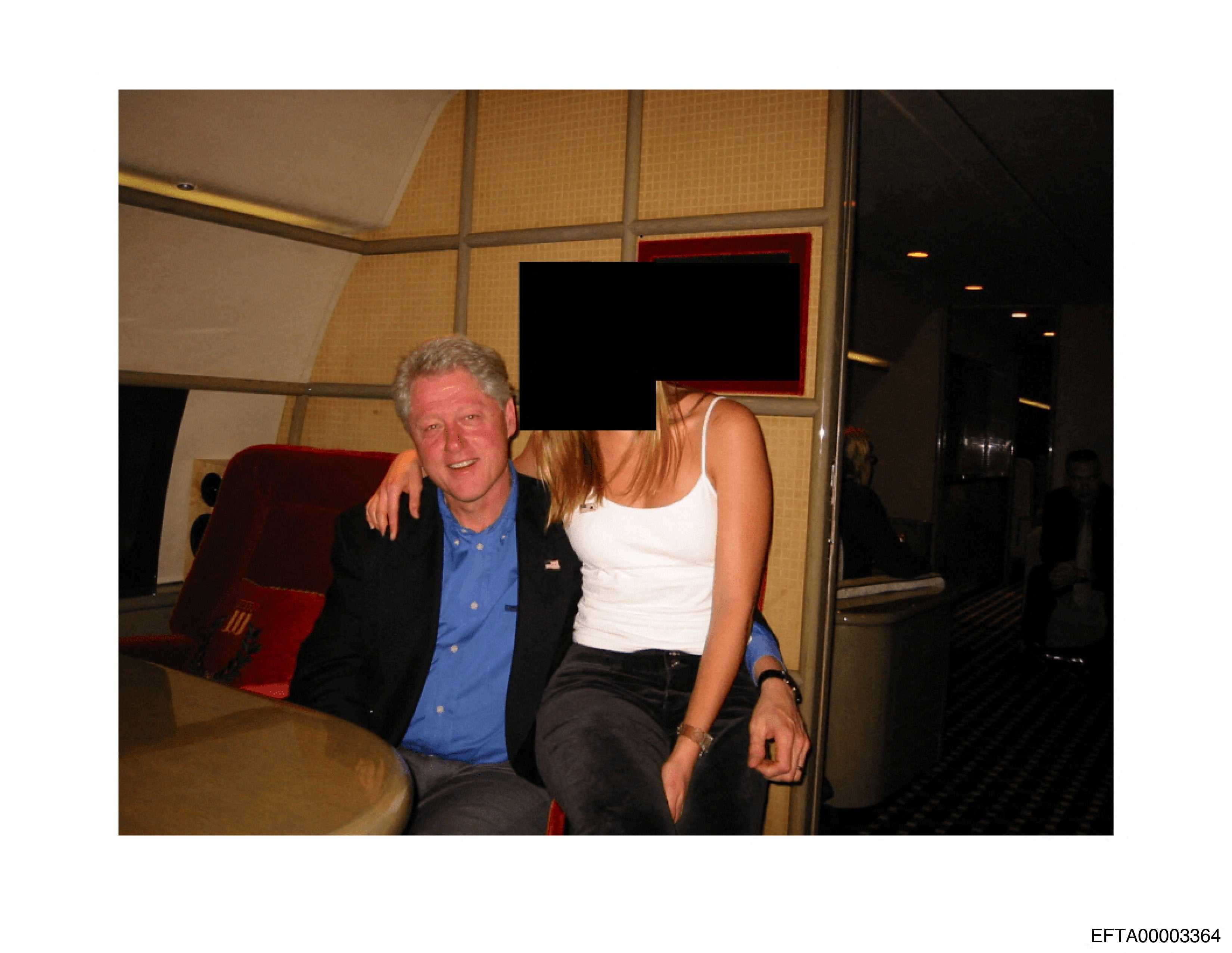 Varias imágenes de la primera tanda de documentos muestran a Clinton con Epstein, Maxwell y una mujer cuyo rostro ha sido censurado