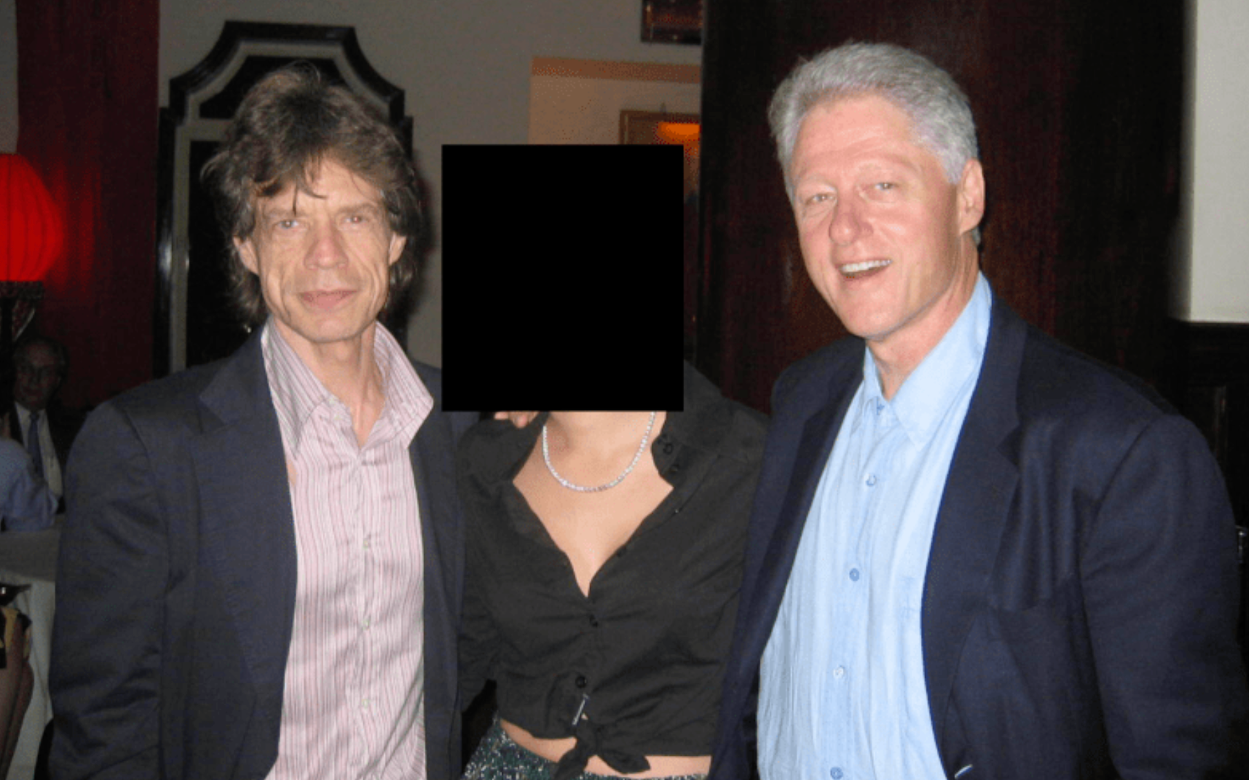 Otra imagen sin fecha muestra a Clinton con Mick Jagger y una mujer cuyo rostro ha sido censurado
