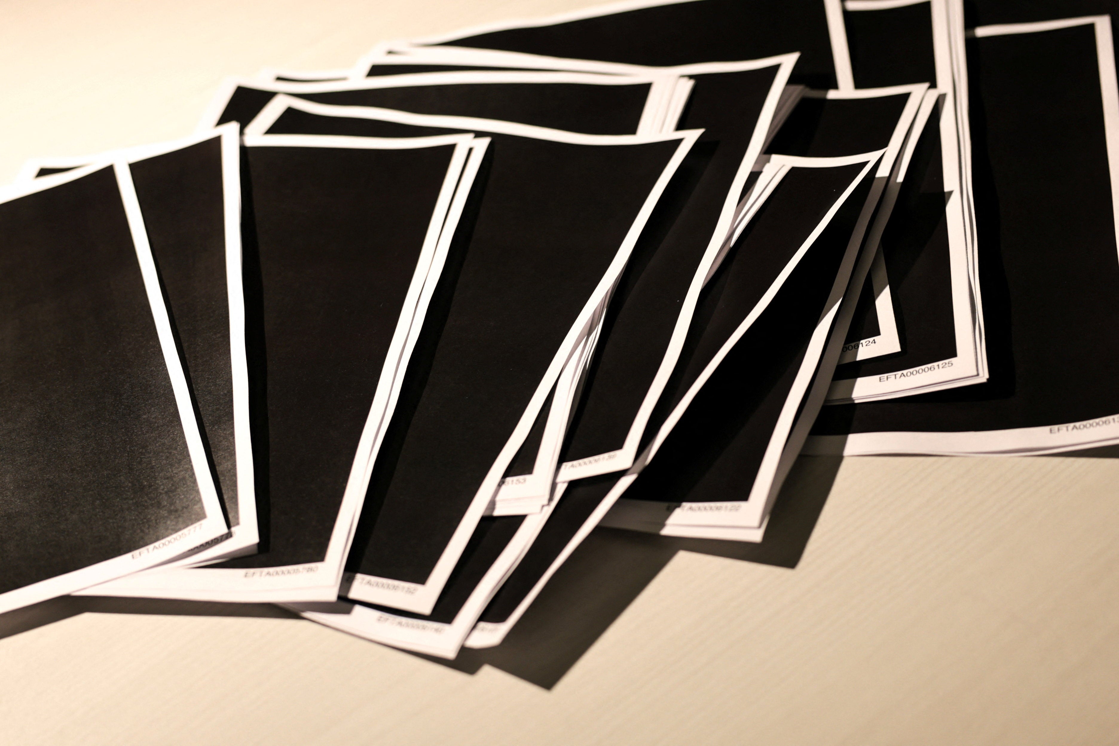 Los archivos están muy censurados, como más de 100 páginas de una transcripción del gran jurado que están completamente tachadas