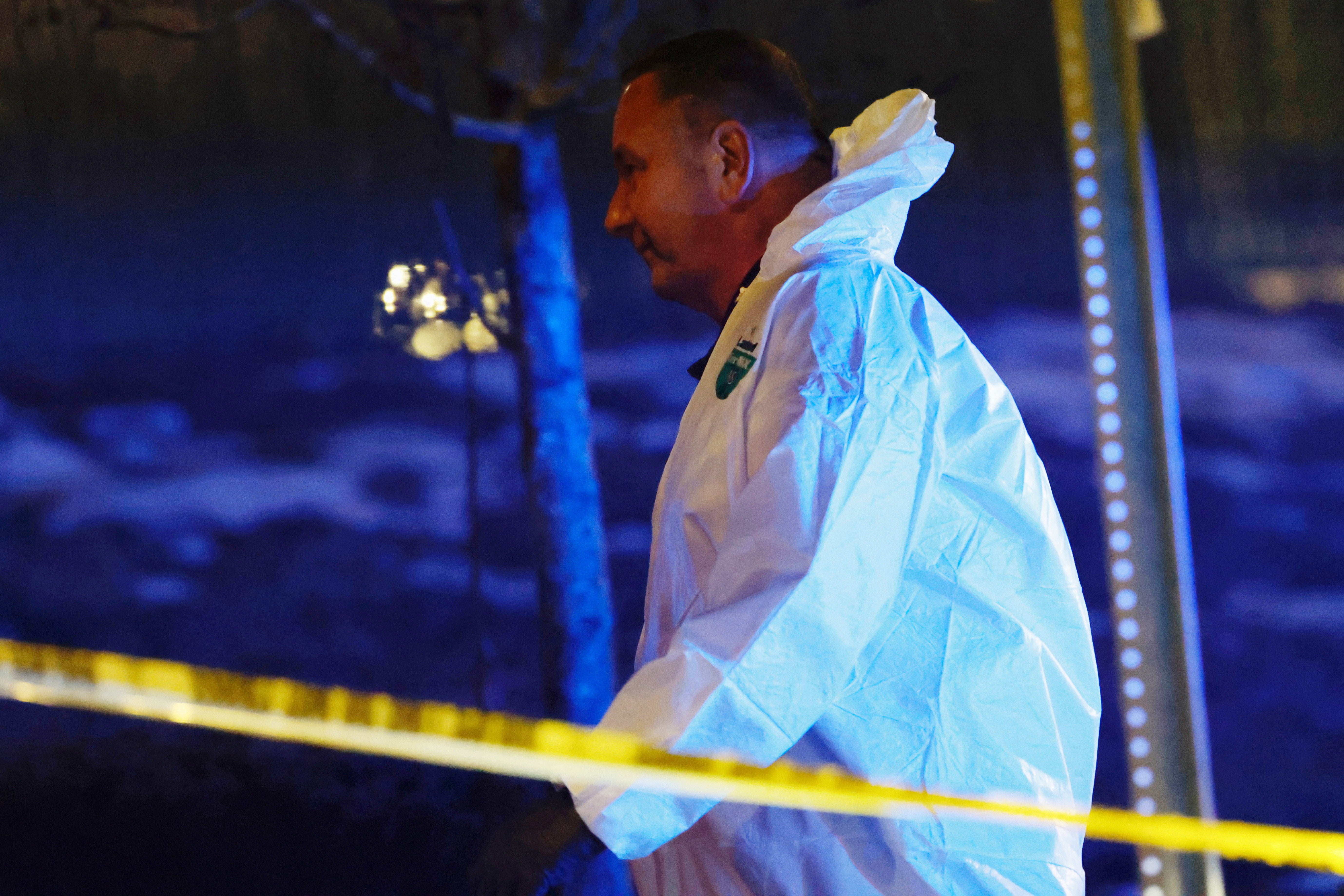 Las teorías conspirativas sobre el tiroteo se han multiplicado en internet, mientras los investigadores continúan en la búsqueda de un móvil