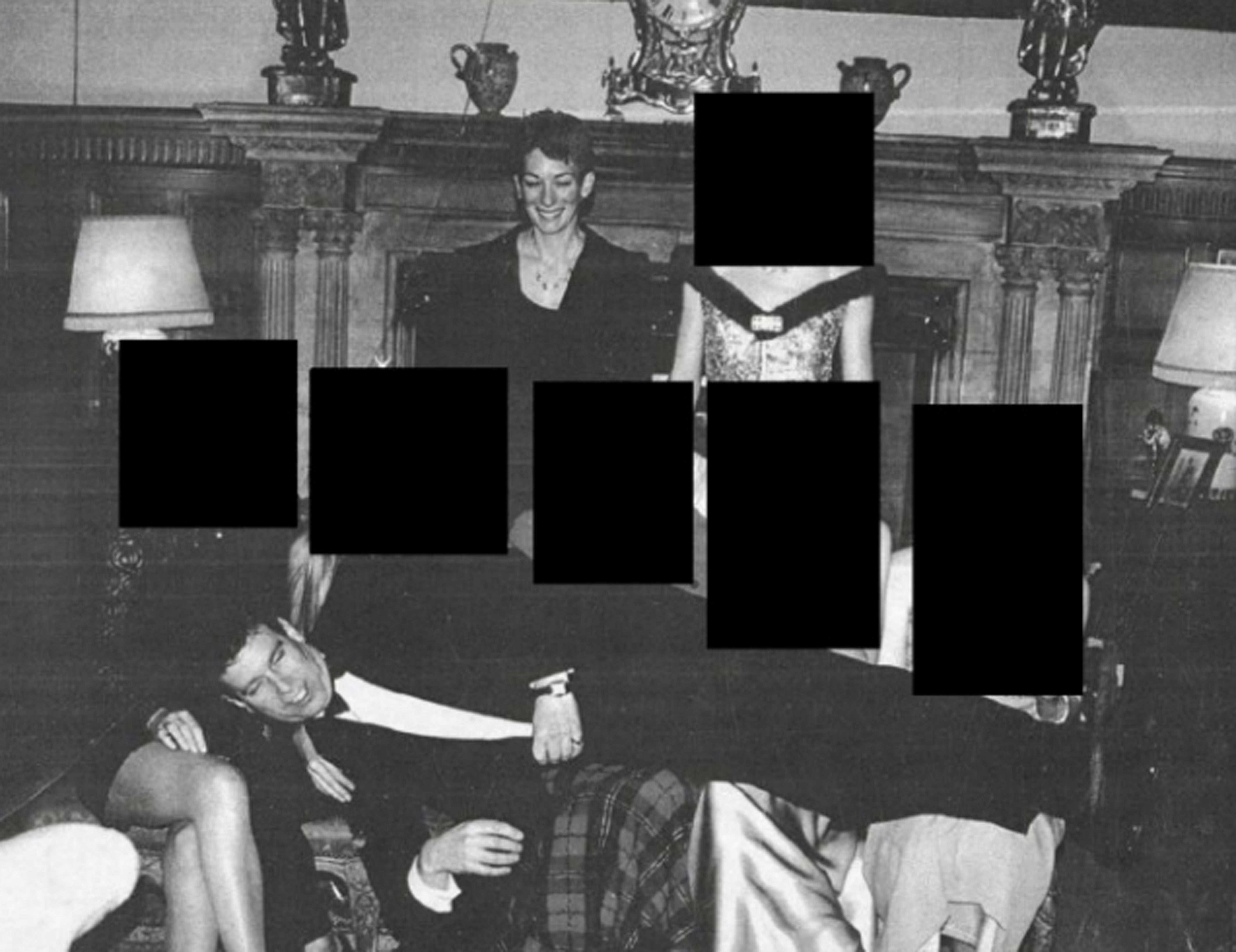 Fotografías divulgadas por el Departamento de Justicia muestran a Andrés recostado sobre las piernas de varias mujeres, junto a Ghislaine Maxwell