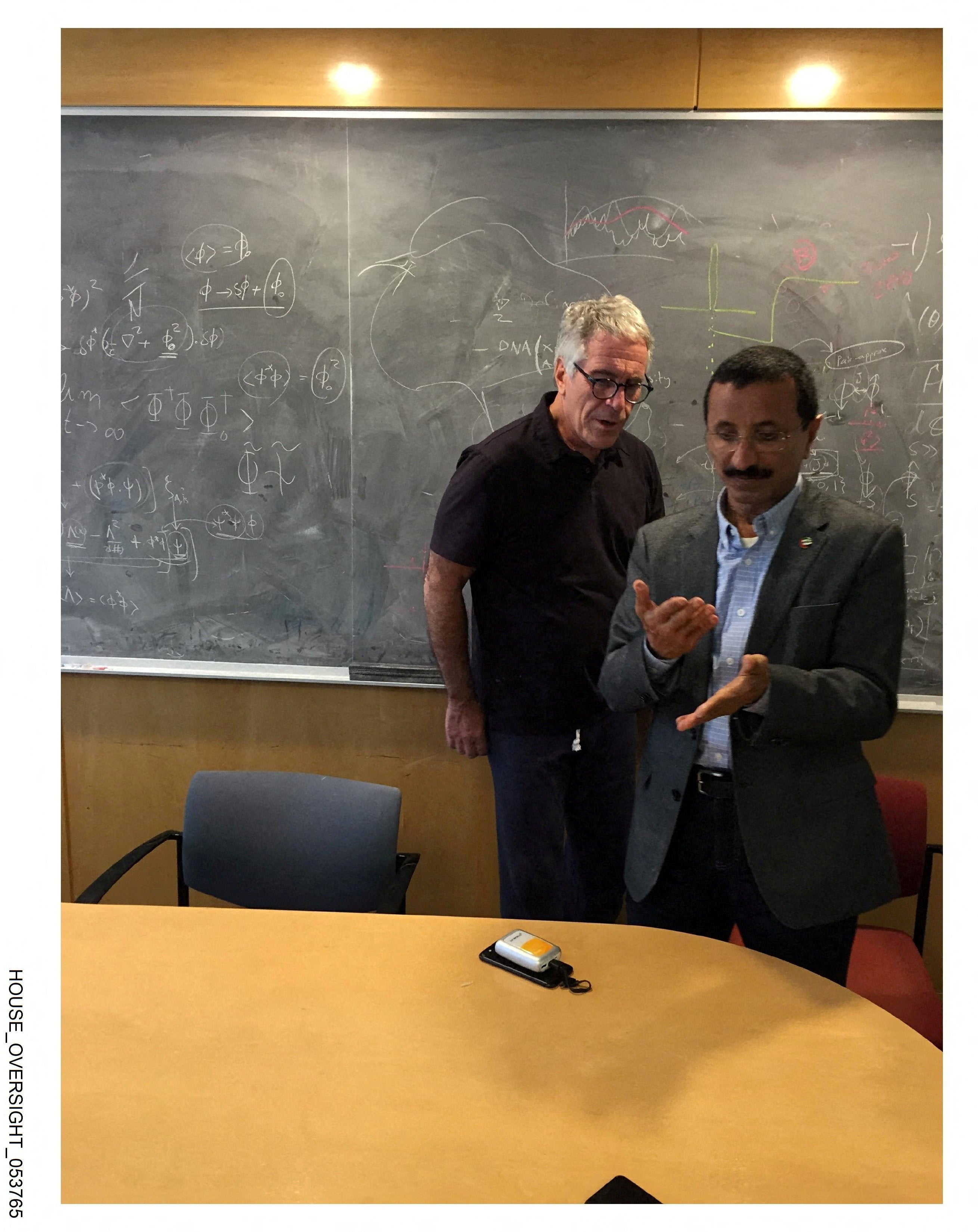 Epstein y Sulayem, fotografiados en otra imagen sin fecha de los archivos, parecían haber mantenido correspondencia durante años