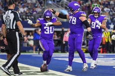 Avión que conducia a Vikings a Neva York regresa tras problemas mecánicos