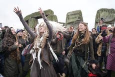 Miles de personas celebran el amanecer del solsticio de invierno en Stonehenge
