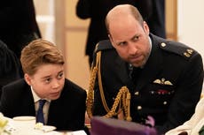 El príncipe Guillermo lleva a su hijo al refugio para personas sin hogar que visitó con Diana