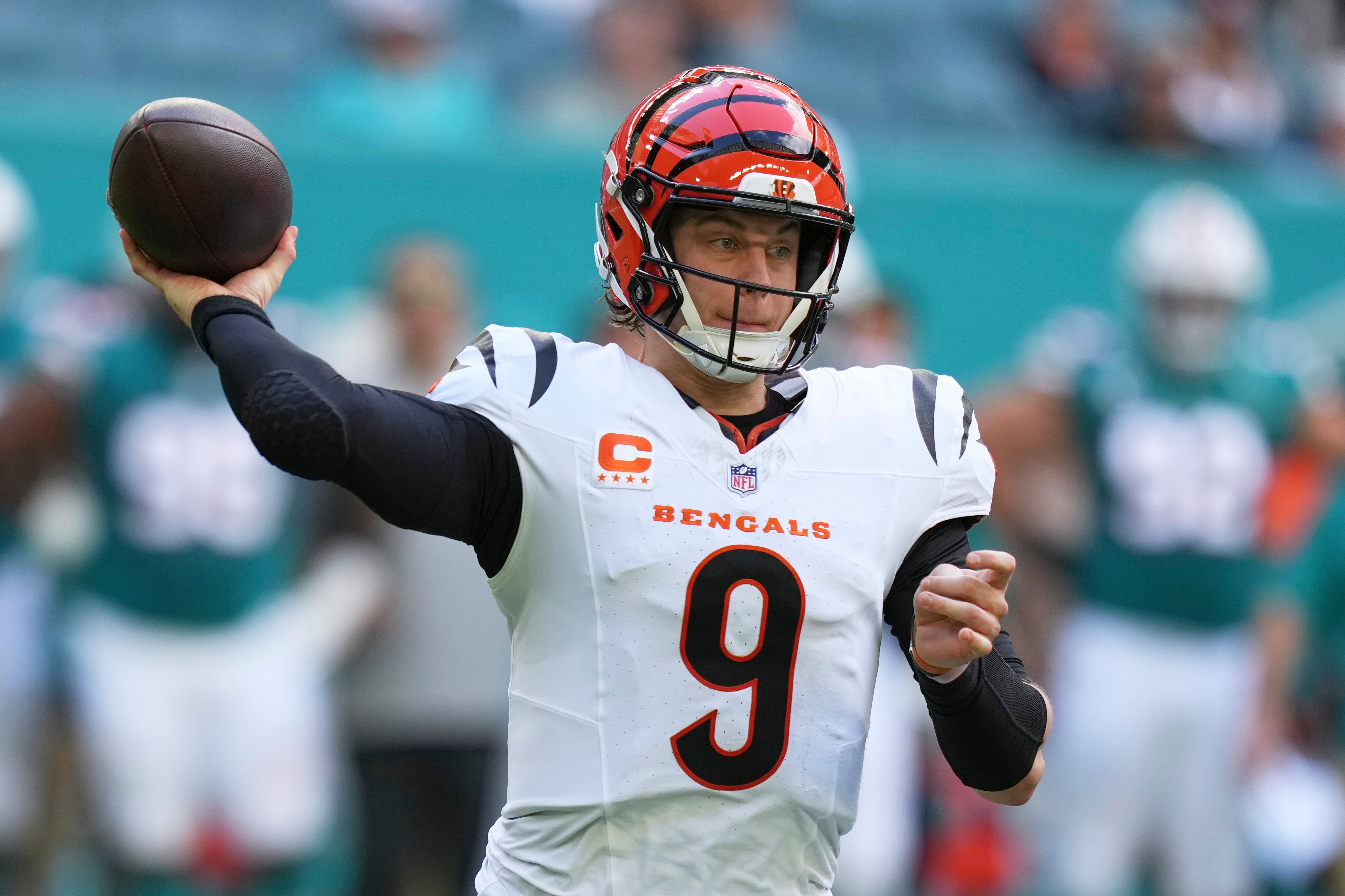 Joe Burrow lanza para 309 yardas y cuatro TDs en la victoria de Bengals 45-21 sobre Dolphins