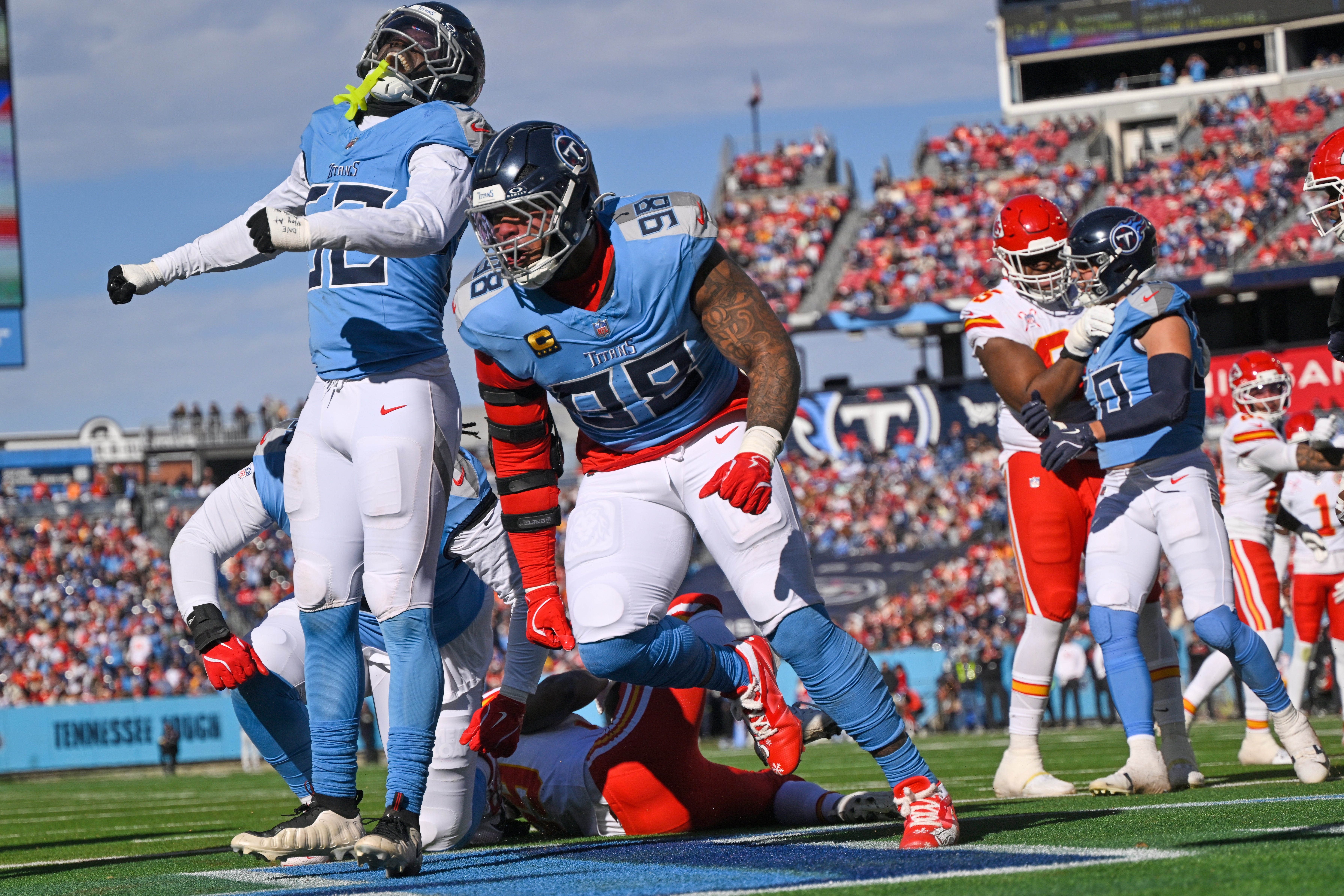 Titans rompen racha de 11 derrotas en casa al vencer 26-9 a Chiefs, que pierden a Minshew por lesión