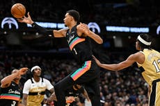 Fox anota 27 puntos y lidera a los Spurs en victoria 124-113 sobre los Wizards