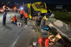 Choque de autobús en Indonesia deja 16 muertos, dice funcionario