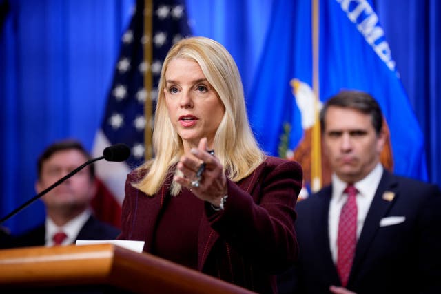 <p>El departamento de la fiscal general Pam Bondi dijo que necesitaba más tiempo para redactar la información sensible en los archivos de Epstein y que publicaría más documentos en las próximas semanas, lo que enfureció a los legisladores.</p>