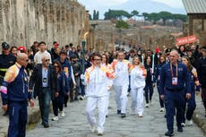 Jackie Chan lleva la antorcha olímpica de Milán-Cortina por las ruinas de Pompeya