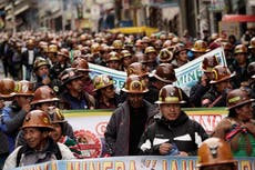 Masiva marcha de mineros en medio de paro por eliminación de subsidio a los combustibles en Bolivia