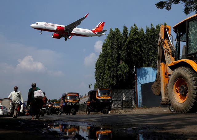 <p>Un avión de Air India vuela bajo mientras se prepara para aterrizar en Bombay</p>