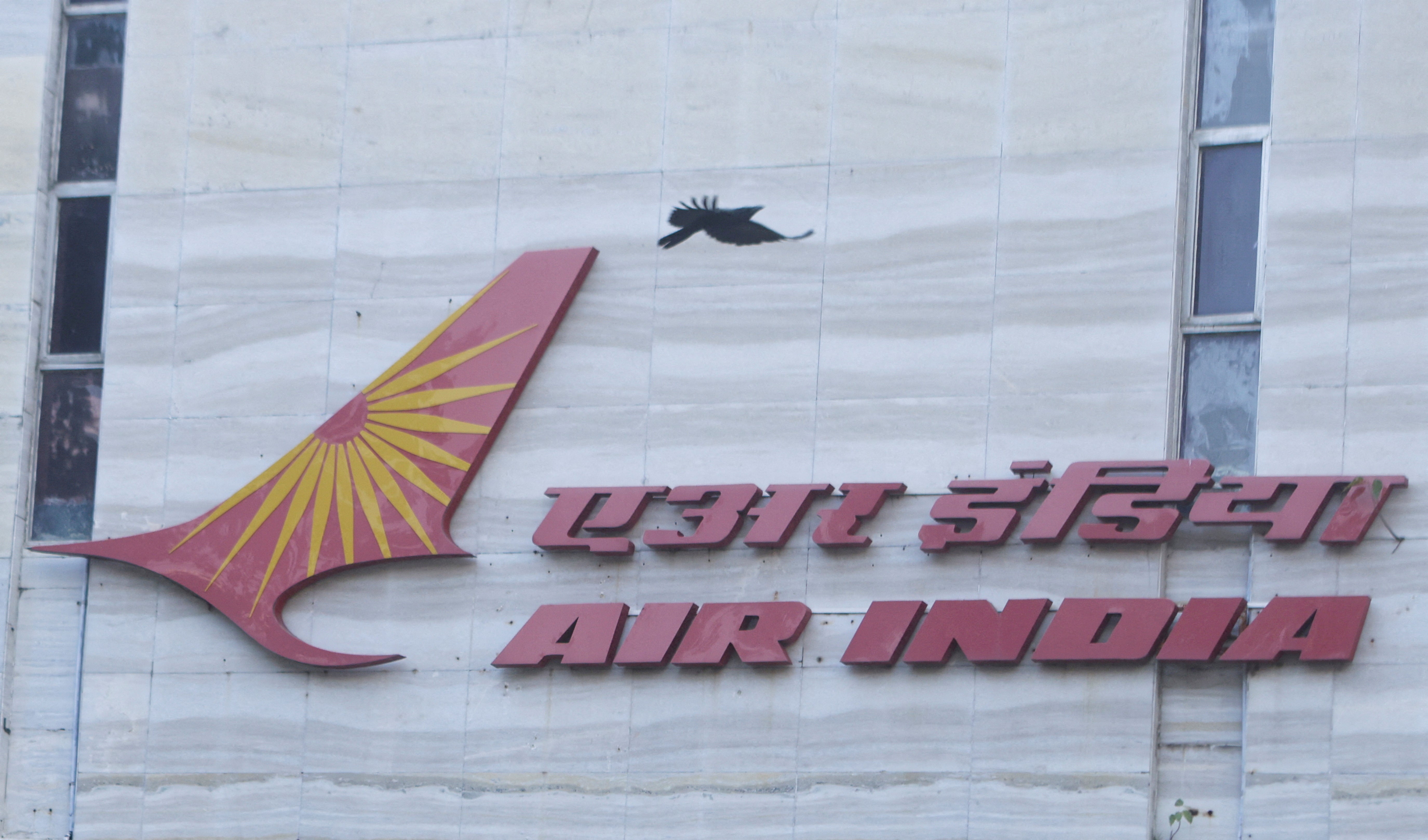 Un pájaro sobrevuela un logotipo de la aerolínea Air India en la sede corporativa de Bombay