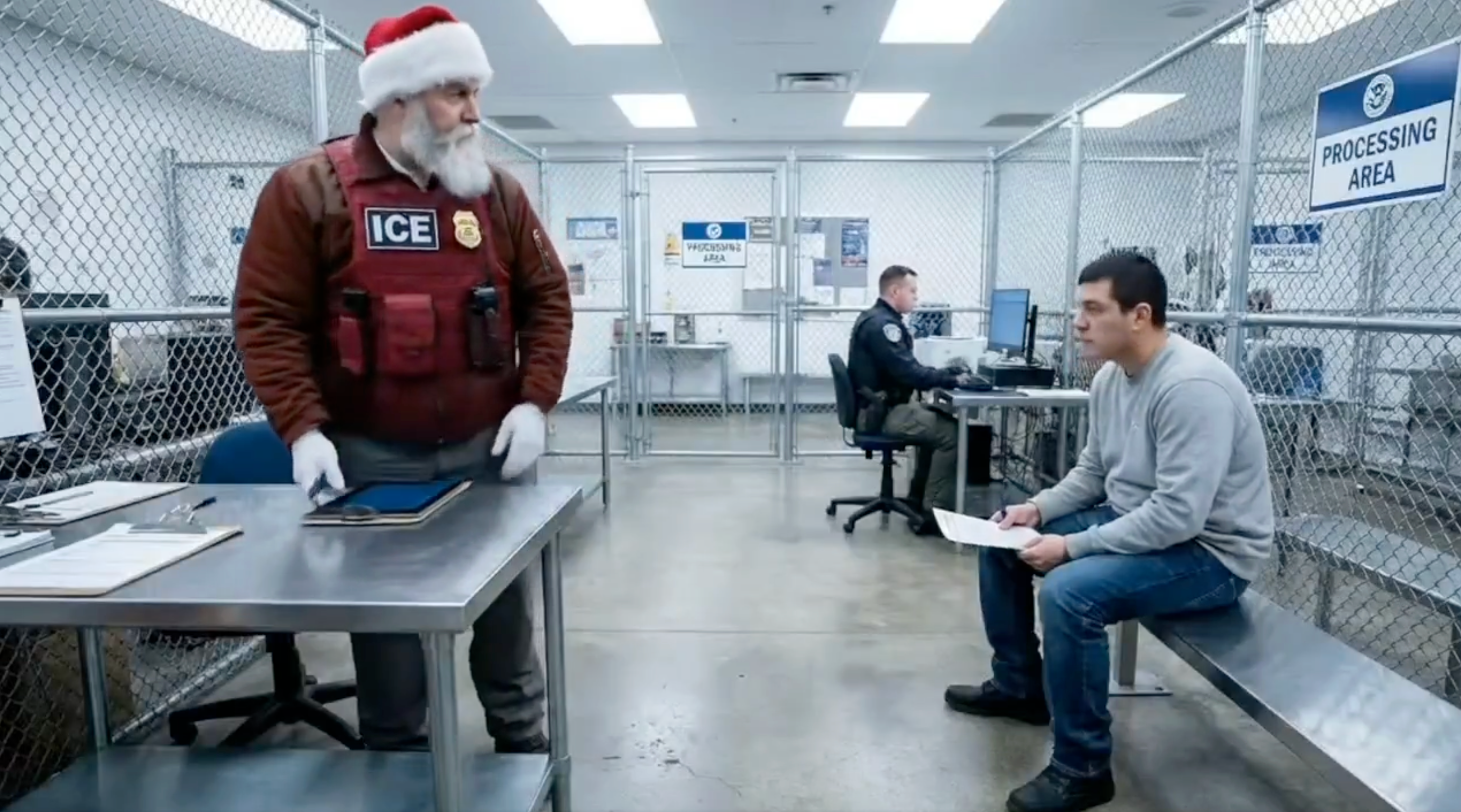 La figura generada con inteligencia artificial, vestida con el clásico traje rojo de Papá Noel y barba blanca, aparece con un logo de ICE en el pecho