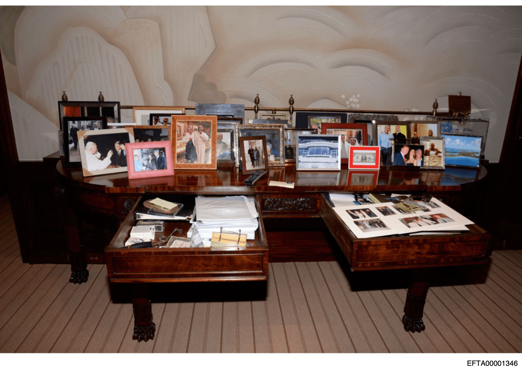 Una imagen de un aparador dentro de la casa de Epstein, donde había una fotografía de Trump en un cajón abierto, fue retirada de la base de datos del Departamento de Justicia horas después de su publicación inicial. Posteriormente se restauró