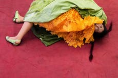 Mujeres indígenas bolivianas llevan historia y orgullo en la tradicional falda "pollera"