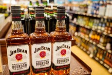 Futuro incierto para el bourbon: Jim Beam cerrará destilería en Kentucky por un año