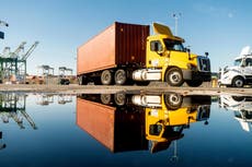 Camioneros inmigrantes demandan contra los planes de California de revocar licencias comerciales