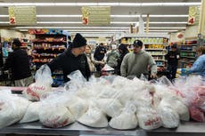 Familias hacen "peregrinación de la masa" para tamales navideños en popular tienda de LA