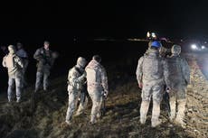 Equipos de búsqueda investigan tras el choque aéreo en Turquía que mató al jefe del ejército libio