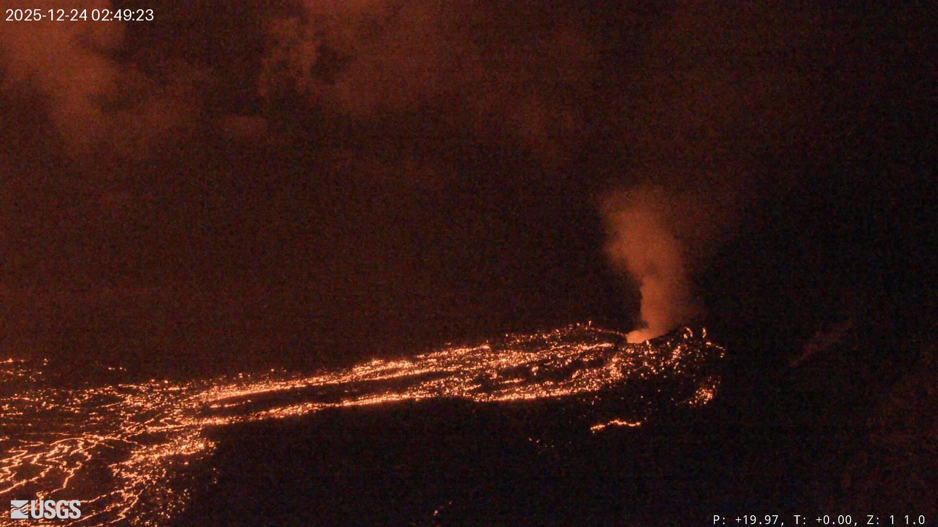 La erupción en curso ha atraído a decenas de miles de turistas