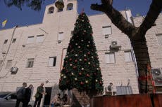 Arrestan a 3 palestinos por presunto ataque a un árbol de Navidad en iglesia católica en Cisjordania