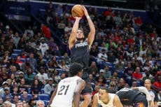 Booker anota 30 puntos y lidera a los Suns en victoria 115-108 sobre los Pelicans