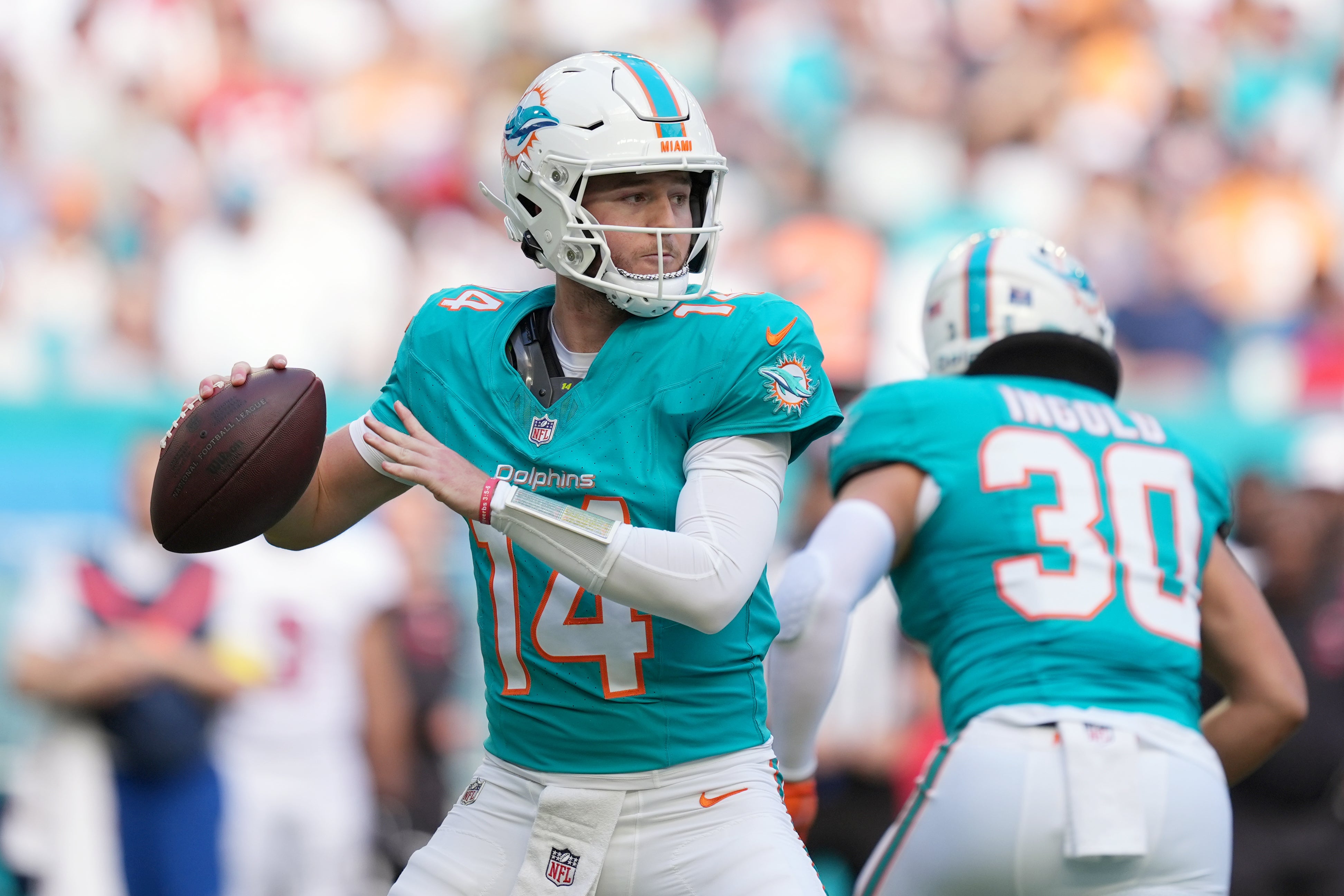 Ewers lanza dos TDs y Dolphins vencen 20-17 a Bucs, forzando decisivo de NFC Sur