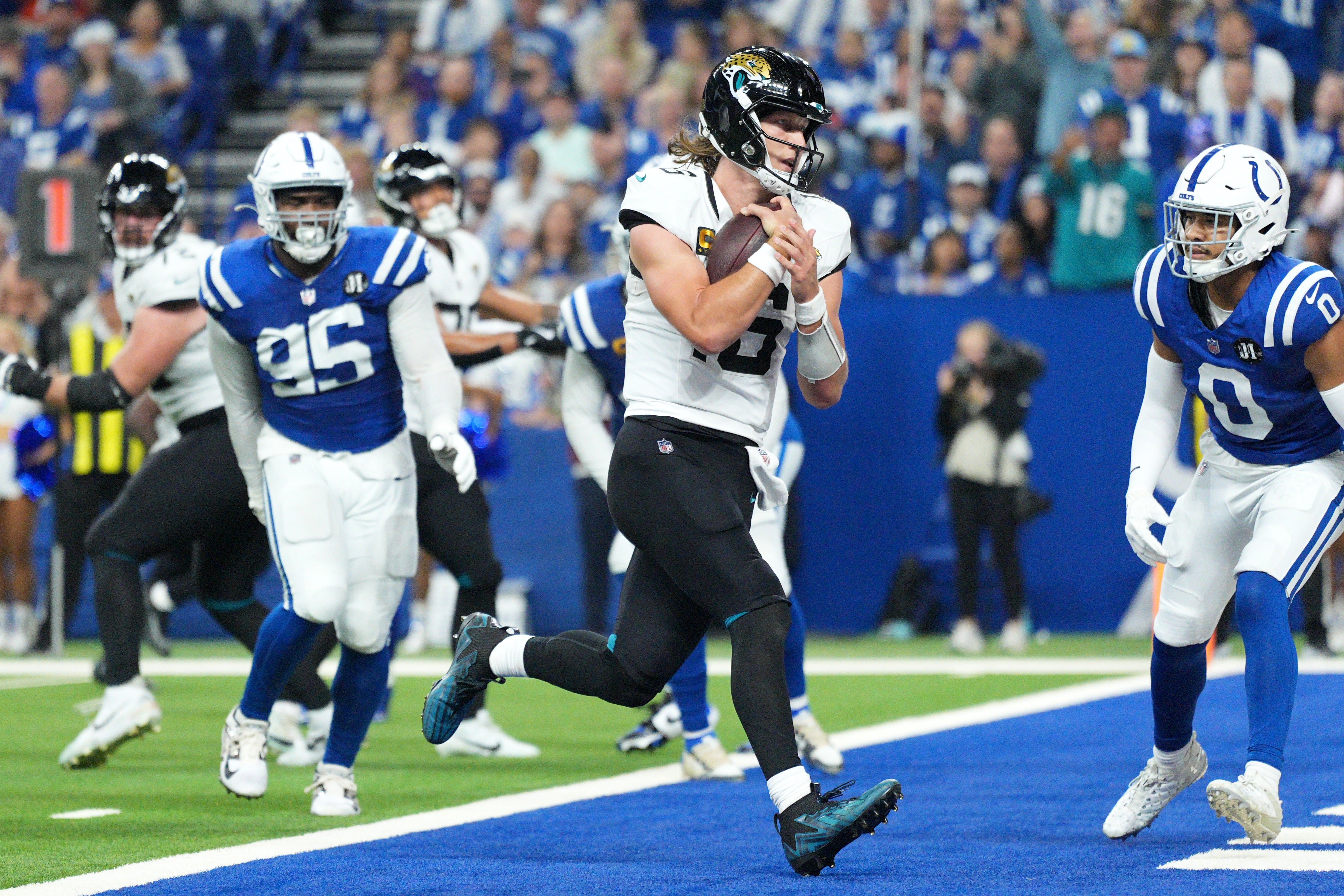 Trevor Lawrence anota dos touchdowns y Jaguars acarician el título de la AFC Sur al vencer a Colts