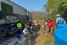 México buscará certificación internacional para trenes tras descarrilamiento mortal
