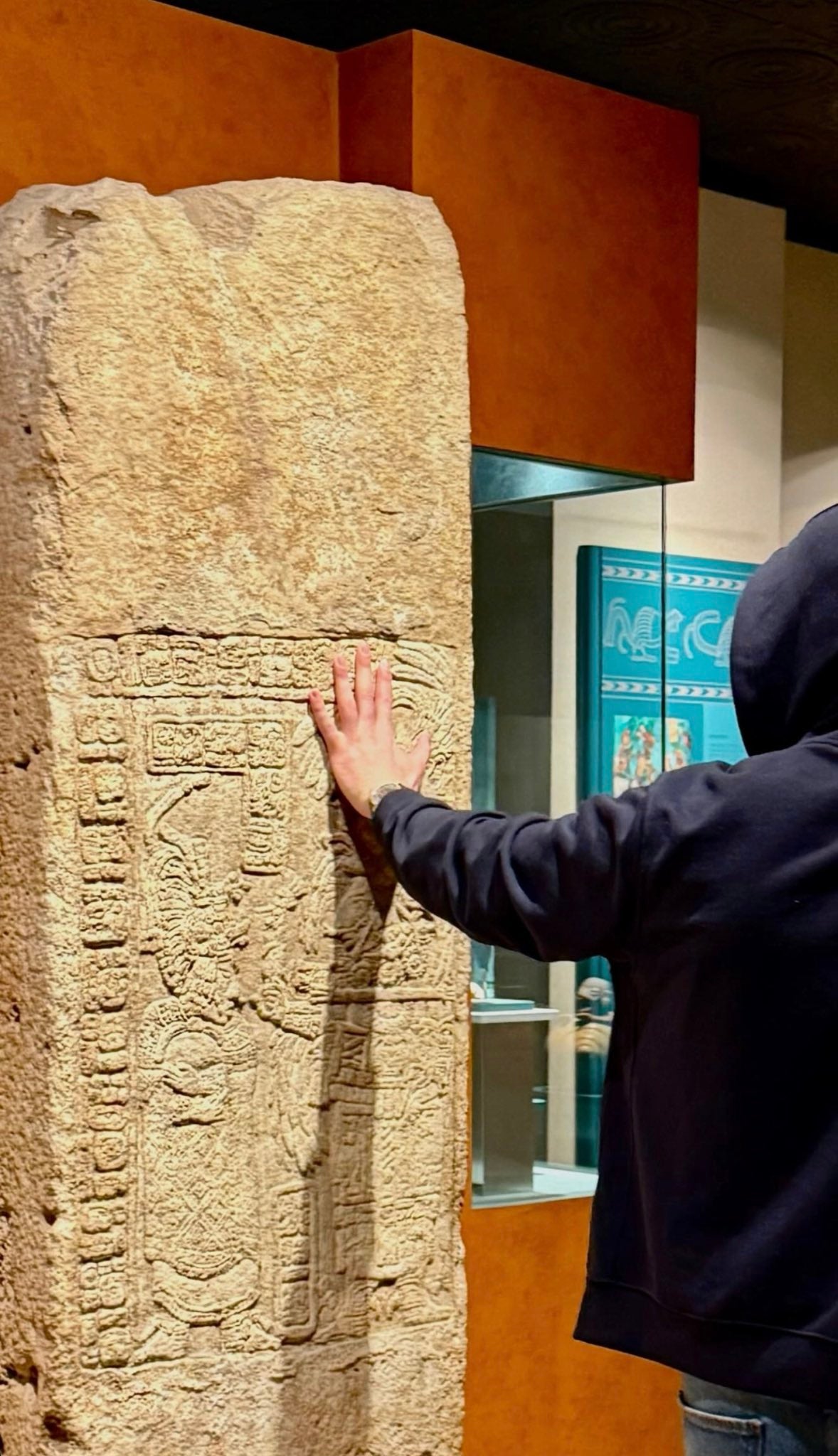 Bad Bunny compartió una foto en Instagram tocando una estela y luego la borró