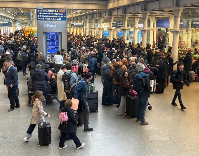 <p>Eurostar —que opera trenes de pasajeros entre Londres y París y otros destinos europeos— culpó a “problemas de suministro eléctrico” en el túnel </p>