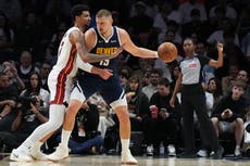 Nikola Jokic de Nuggets sufre hiperextensión en rodilla izquierda y será evaluado