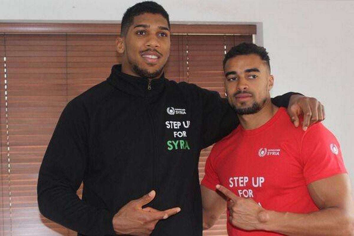 Anthony Joshua rinde emotivo homenaje a amigos fallecidos en accidente